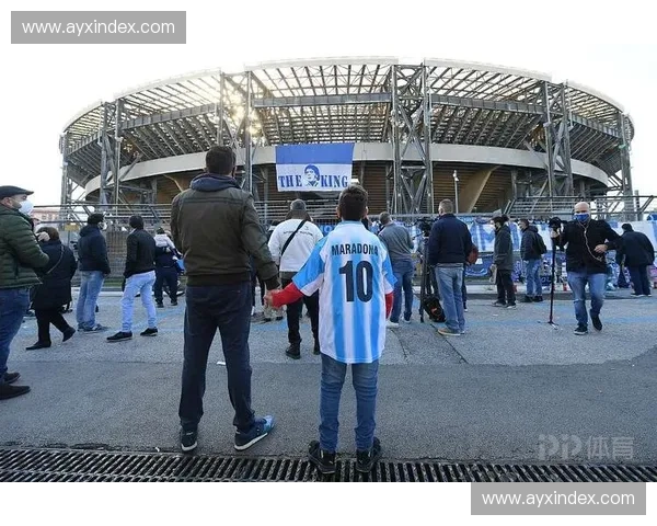 马拉多纳球场球迷高歌，那不勒斯主场氛围热烈